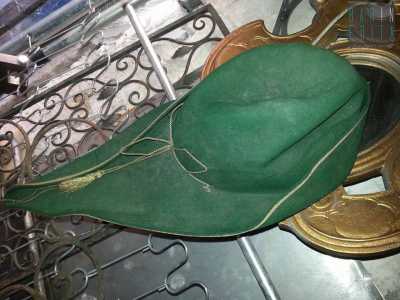 A impreziosire i cappelli vi erano un certo numero di ciondolini che aumentavano con gli anni di frequenza dando quindi anche una certa importanza a chi ne possedeva di pi�